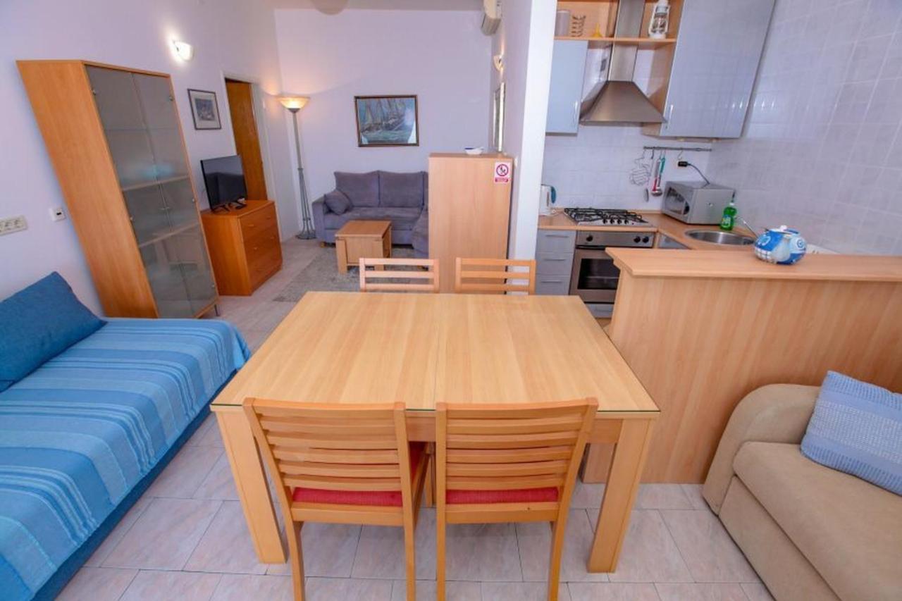 Vila Pinet Apartment Brist Bagian luar foto