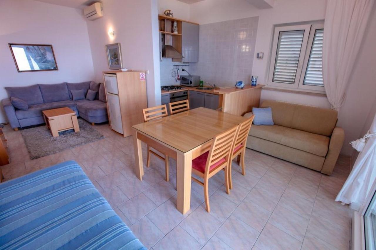 Vila Pinet Apartment Brist Bagian luar foto